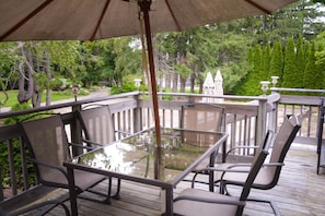 Deck with table for 6, located off the den.
