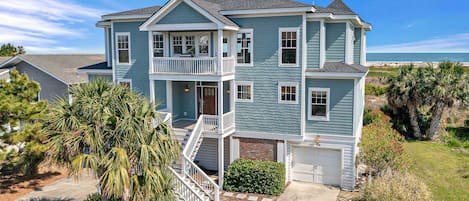 Beautiful Oceanfront House with 6 Bedrooms and 2 Living Rooms