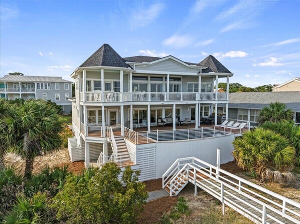 Beautiful Oceanfront 6 Bedroom House with a Pool