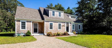 Beautiful new construction in central Chatham near Harding's Beach