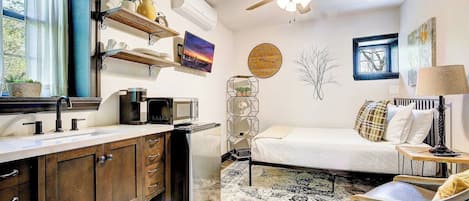 Studio Suite with Full Size Bed and Kitchenette
