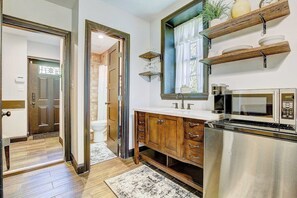 Kitchenette, Bathroom, Foyer Entrance
