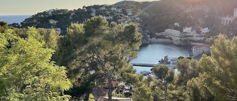 Vue depuis le salon (baies vitrées coulissantes s’ouvrant complètement)