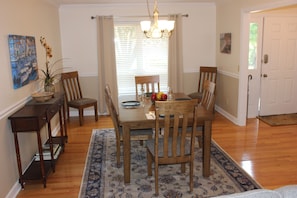Spacious dining area seating for 6

