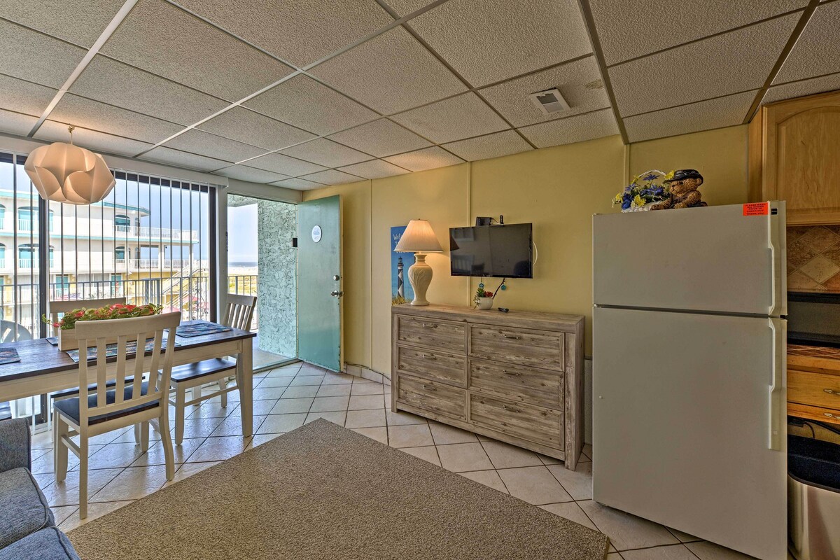 Wildwood Crest Condo w/ Pool: Walk to Restaurants!