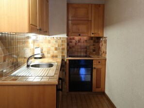 Brown, Cabinetry, Property, Countertop, Kitchen Sink, Sink, Kitchen, Kitchen Stove, Kitchen Appliance, Wood