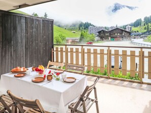 Table, Vaisselle, Nuage, Propriété, Meubles, Ciel, Bâtiment, Bois, Chaise, Plante