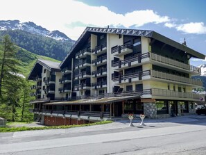 Nuage, Ciel, Bâtiment, Fenêtre, Plante, Design Urbain, Montagne, Porche, Condominium, Arbre