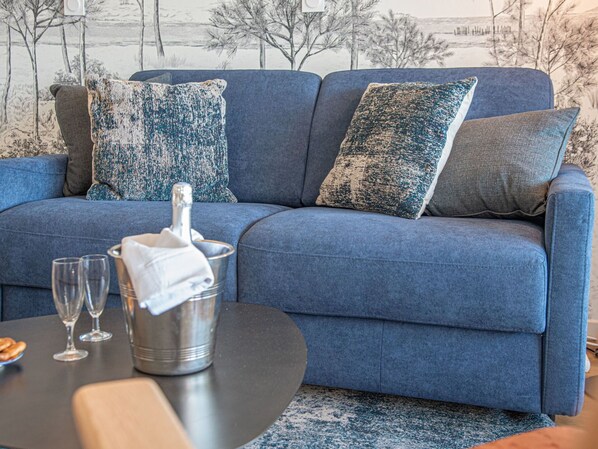 Meubles, Table, Propriété, Canapé, Bleu, Vaisselle, Bleu Azur, Rectangle, Confort, Design Intérieur
