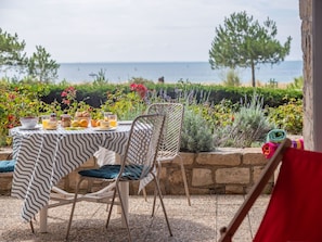 Plante, Ciel, Table, Fleur, Meubles, Nuage, Chaise, La Nature, Mobilier De Jardin, Tableau De Plein Air