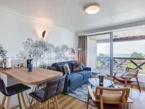 Table, Meubles, Propriété, Bleu Azur, Chaise, Bois, Confort, Bâtiment, Éclairage, Plante