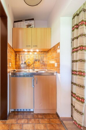 Cabinetry, Countertop, Property, Furniture, Building, Wood, Interior Design, Kitchen, Tap, House
