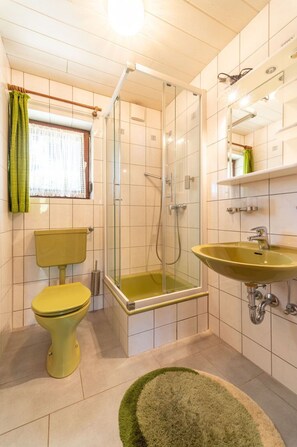 Mirror, Plumbing Fixture, Tap, Sink, Property, Green, Bathroom, Purple, Bathroom Sink, Toilet