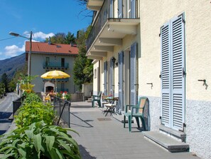 Pflanze, Gebäude, Himmel, Fenster, Wolke, Schatten, Strassenbelag, Urban Design, Nachbarschaft, Wohngebiet