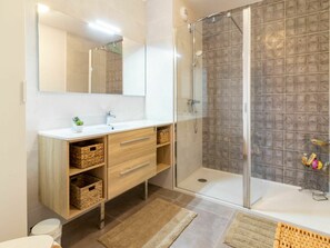 Mirror, Cabinetry, Tap, Bathroom Cabinet, Building, Plumbing Fixture, Sink, Shower Head, Bathroom, Shower