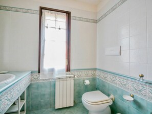 Eigentum, Armatur, Grün, Azurblau, Badezimmer, Interior Design, Sinken, Flooring, Schatten