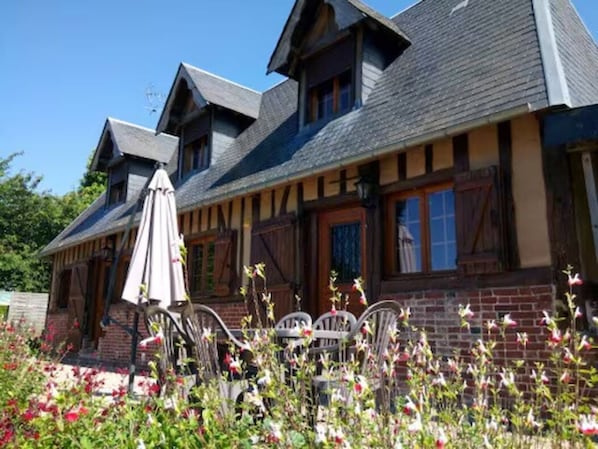 Façade de la maison et sa terrasse.