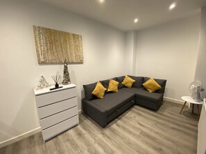 Apt 1 - 1 double bedroom and sofa bed