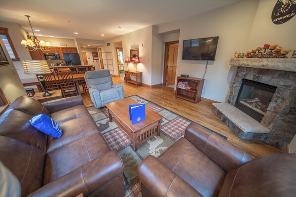 Beautiful Red Hawk Townhome!
