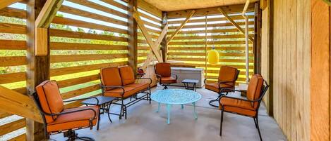 Surf-or-Sound-Realty-970-Sal's-House-Under-House-Seating-3