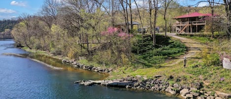 Wade-in river access with 400' of Norfork River frontage