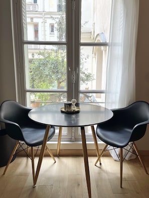 Le Victor Hugo.paris16@gmail.com