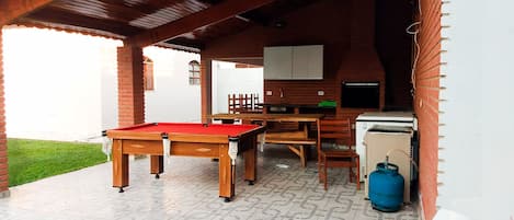 Casa com piscina, churrasqueira e Wi-Fi a uma quadra da praia em Peruíbe/SP
