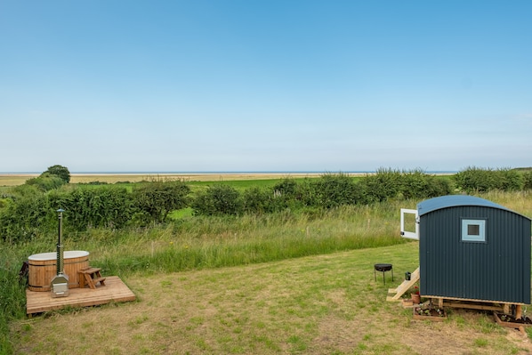 Saltmarsh Hut, Norfolk: Glamping with a view