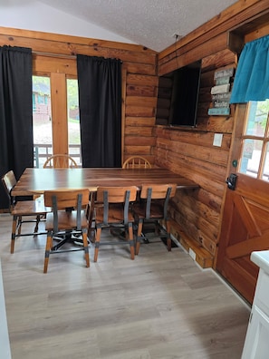 This kitchen table is perfect for family meals, games and making memories!