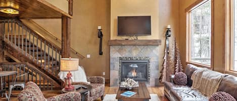 Gray Goose Lodge living room with gas fireplace.