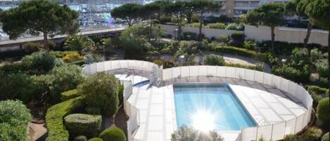 Piscine de la résidence. Ce n'est pas la vue de l'appartement