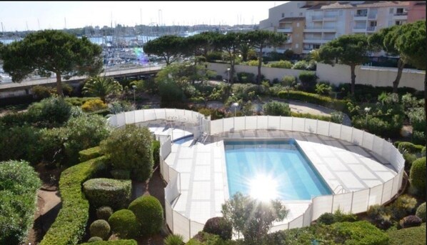 Piscine de la résidence. Ce n'est pas la vue de l'appartement