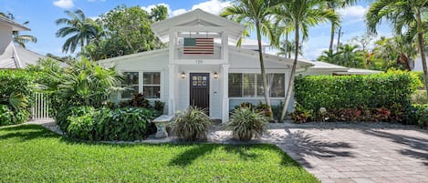 Enjoy the easy beach lifestyle at Tres Palmas in quiet Old Naples neighborhood.