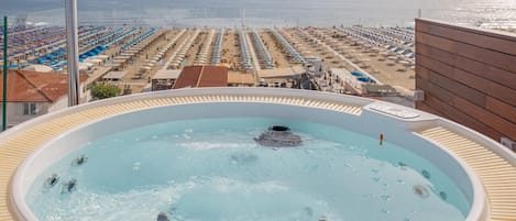 Il solarium con la Jacuzzi privata con vista sul mare