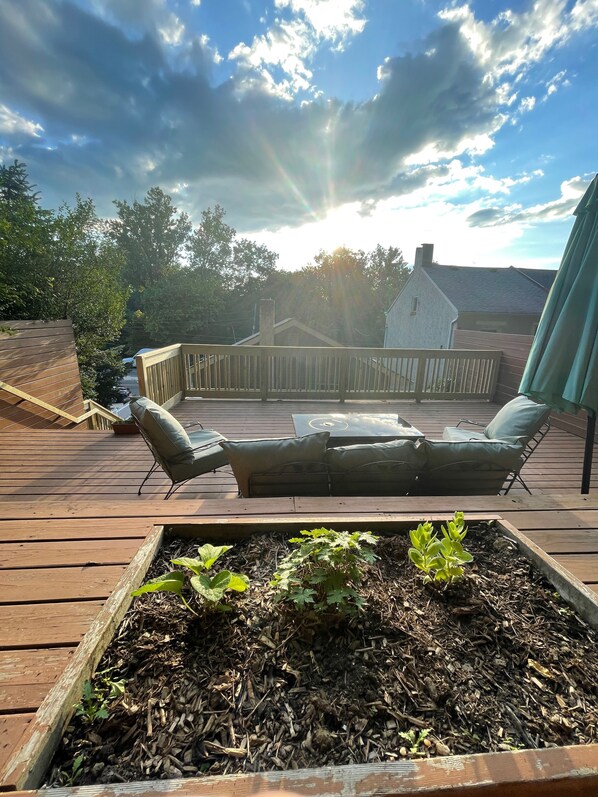 Great skyviews and sunsets with extensive garden and trees around