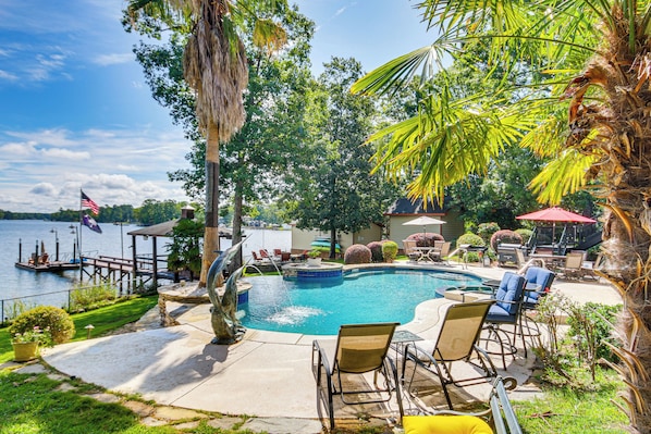 Chapin Vacation Rental | 2BR | 2BA | 1,149 Sq Ft | Entry Stairs Required