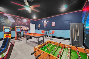 Game Rm 2x Twin/full: pool table, arcade, foosball, Nindendo Switch, bar, refrig