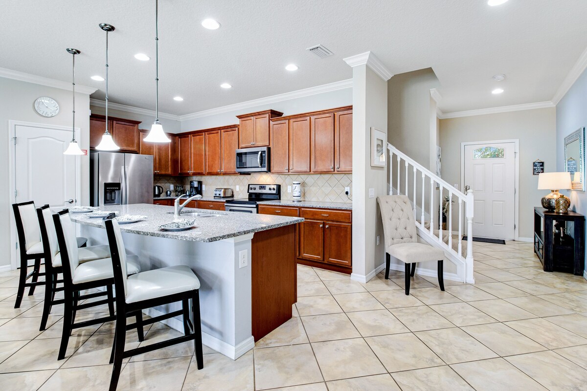 Family-Friendly Townhouse w/ Private Pool & Patio Kitchen across from Clubhouse