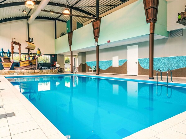 L'Eau, Piscine, Loisir, Des Loisirs, Immobilier, Bâtiment, Ombre, Chaise, Canapé, Centre De Loisirs