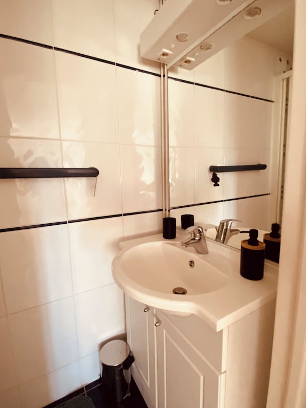 Chambre Honfleur - Salle de Bain - Douche / Lavabo -  