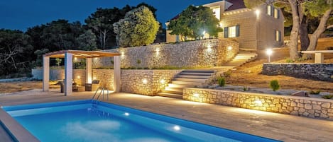 Außenansicht der kroatische Luxusvilla Castello di Pietra mit privatem beheiztem Pool auf der Insel Brač