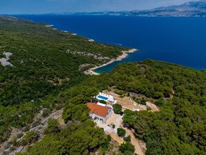 Luftaufnahme der Kroatien Luxusvilla zur Miete Castello di Pietra mit Meerblick