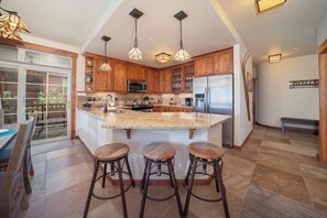 SWP Cozens Point I 201 breakfast bar and kitchen