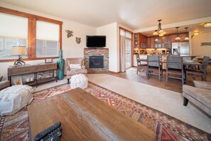 SWP Cozens Point I 201 living fireplace and TV