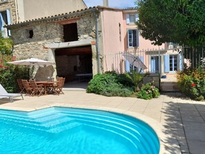 vue d'ensemble de la maison, de la remise et de la cour intérieure