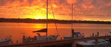 A brilliant Sunrise on the Julienton River nat Dallas Bluff.