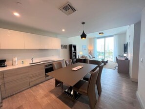 Espacioso comedor abierto conectado a una sala de estar luminosa con decoración moderna. Ideal para cenas acogedoras y momentos de relax con vistas espectaculares.
