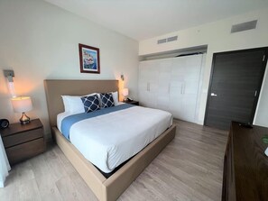 Elegante habitación principal con cama cómoda y decoración contemporánea. Disfruta de un descanso reparador en este espacio tranquilo y acogedor.