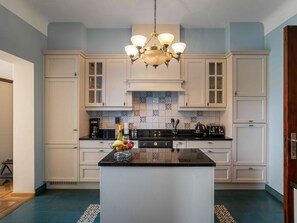 Cabinetry, Countertop, Eigentum, Herd, Holz, Küche, Sinken, Beleuchtung, Haushaltsgerät, Interior Design