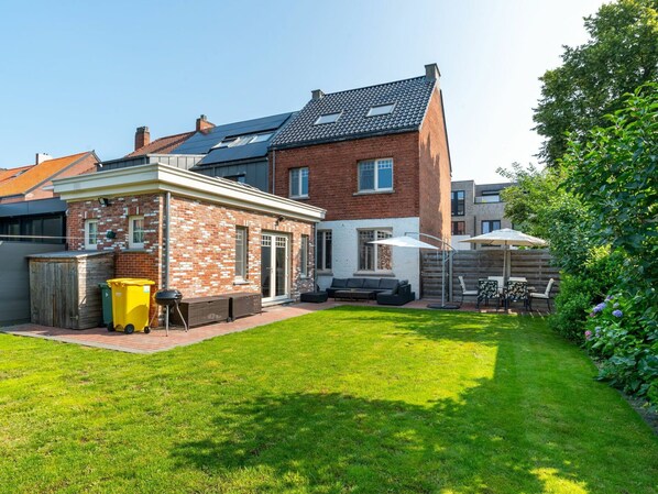 Sky, Plant, Property, Building, Window, Tree, Cottage, House, Land Lot, Grass
